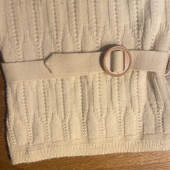 Chic Cream Turtleneck Sweater with Belt XS - Picture 5 of 11